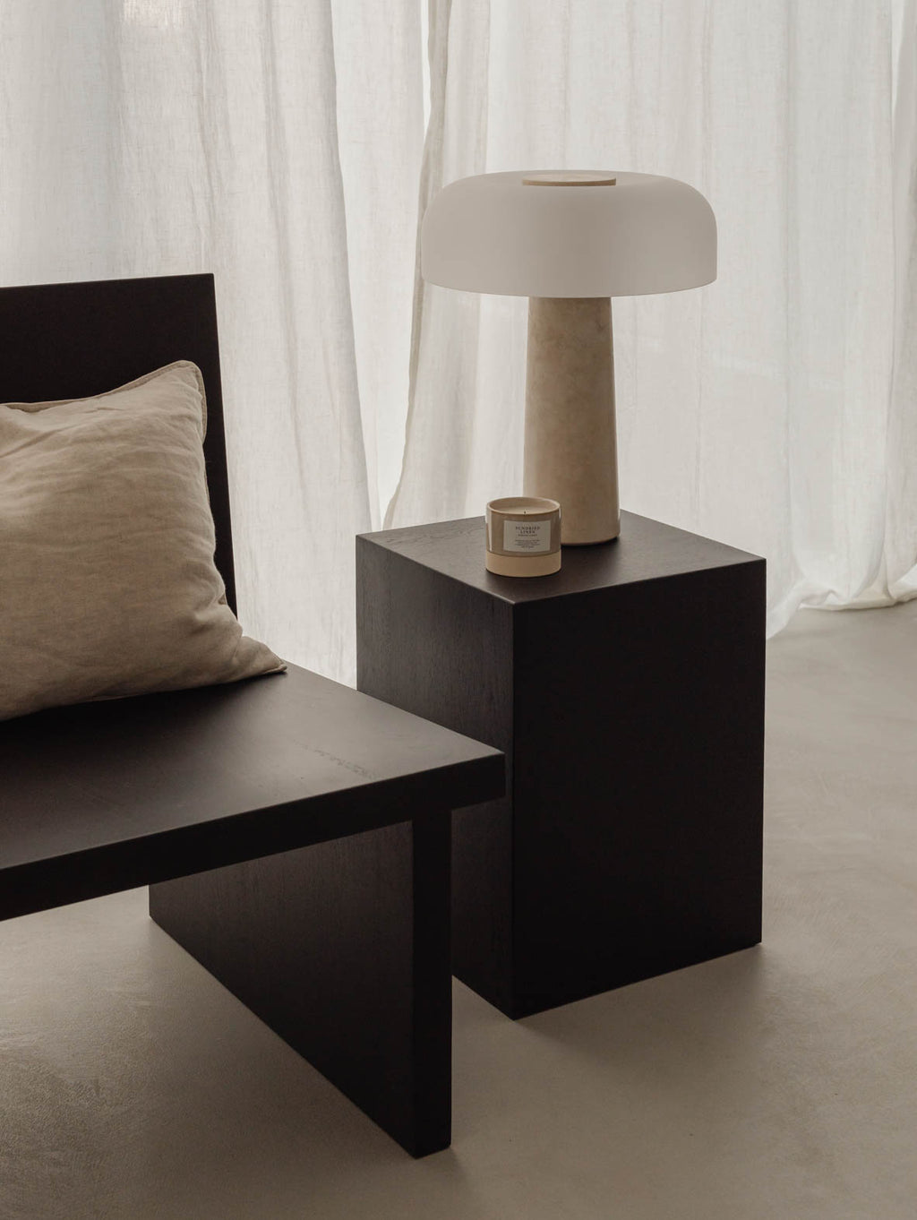 Drewniany fotel ZEBU