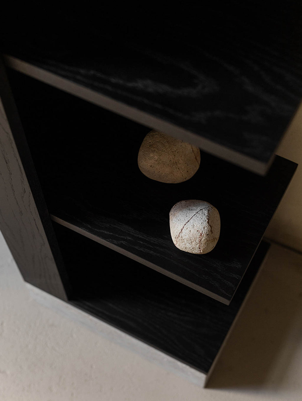 Drewniany narożny regał CONE – nowoczesny mebel do narożników i wąskich przestrzeni