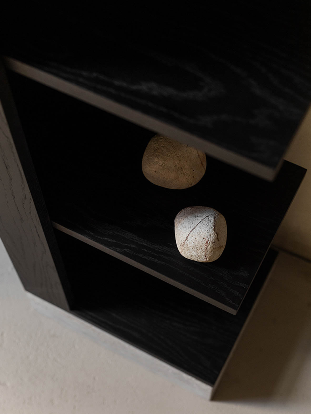 Drewniany narożny regał CONE – nowoczesny mebel do narożników i wąskich przestrzeni