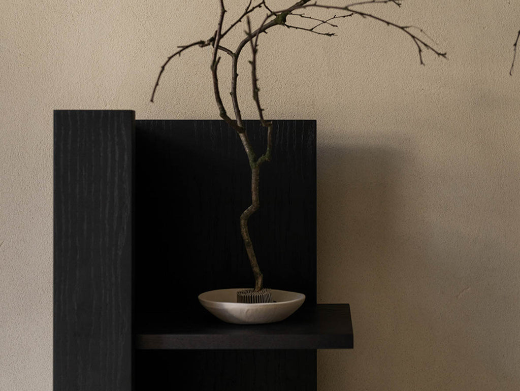 Drewniany narożny regał CONE – nowoczesny mebel do narożników i wąskich przestrzeni