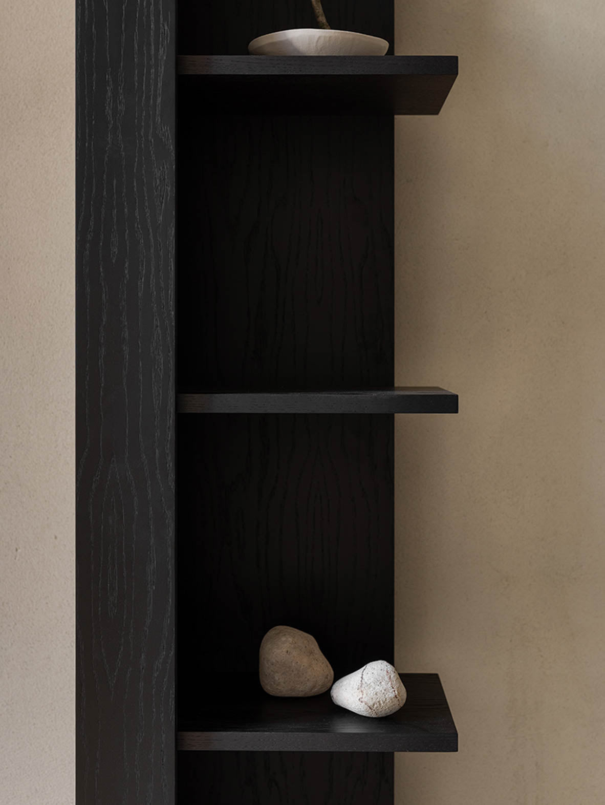 Drewniany narożny regał CONEE – nowoczesny mebel do narożników i wąskich przestrzeni