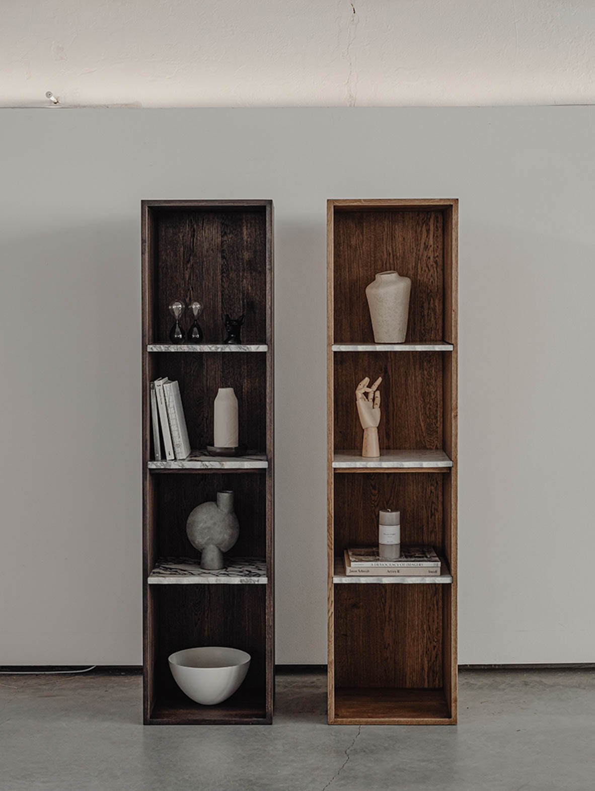 Drewniany regał z marmurowymi półkami Zuel