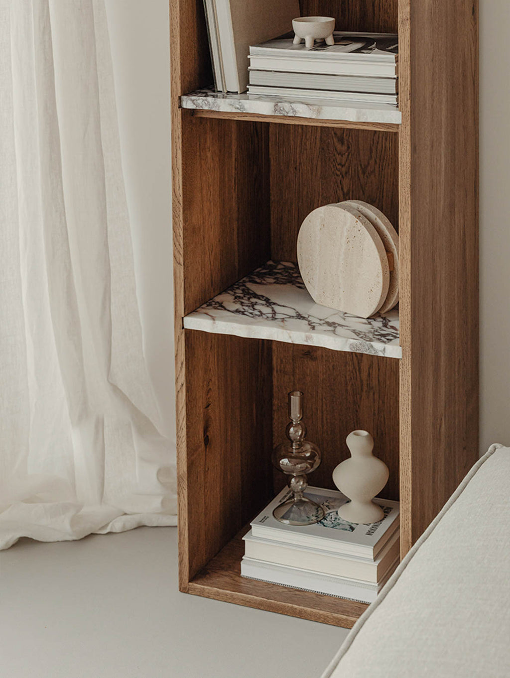 Drewniany regał z marmurowymi półkami Zuel