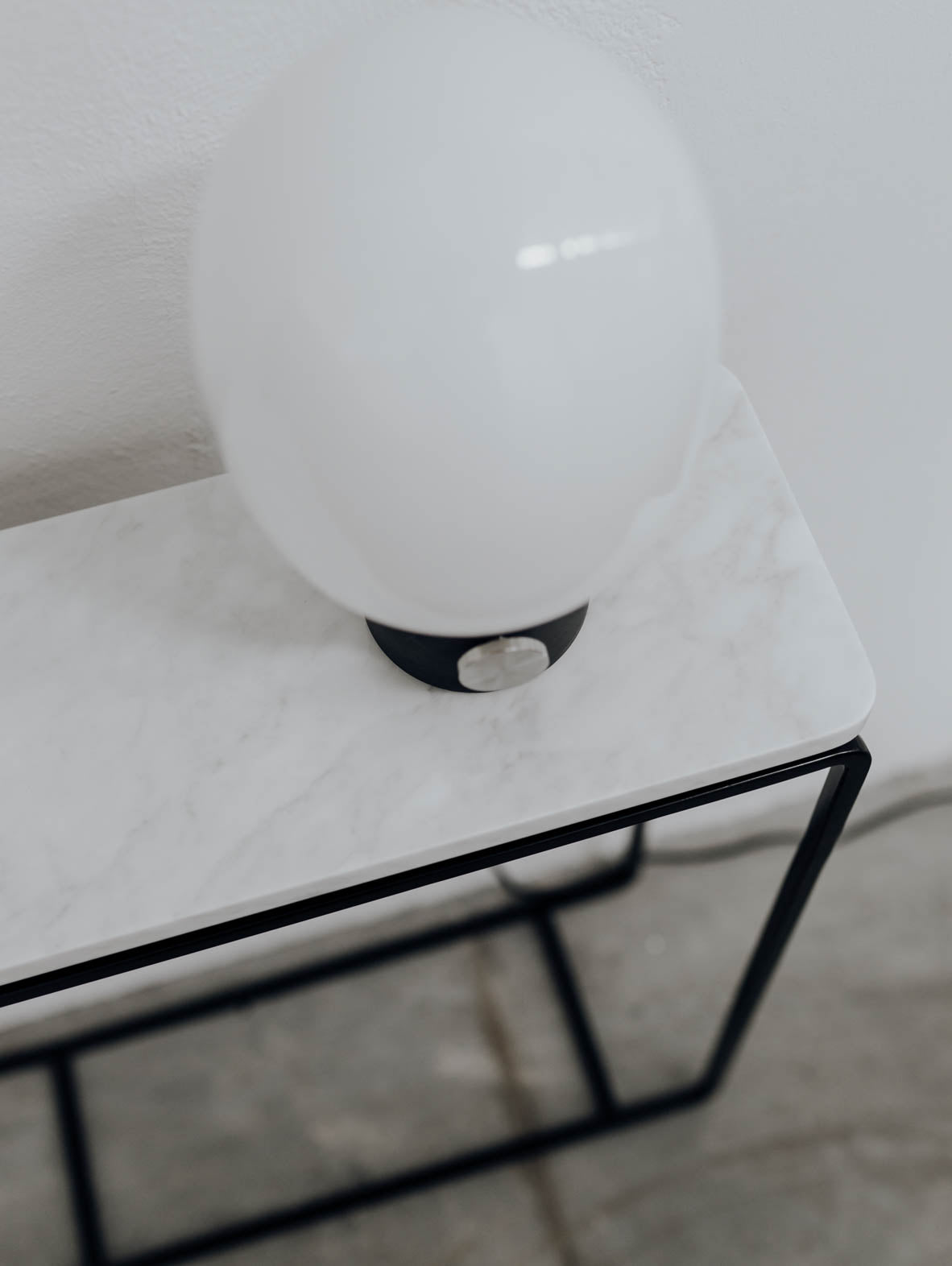 Konsola z marmurowym blatem FORM-C z delikatnymi zaokrąglonymi narożnikami, nowoczesny design w minimalistycznym wnętrzu.