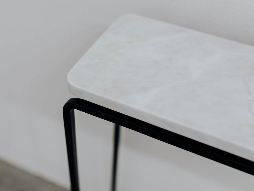 Konsola z marmurowym blatem FORM-C z delikatnymi zaokrąglonymi narożnikami, nowoczesny design w minimalistycznym wnętrzu.