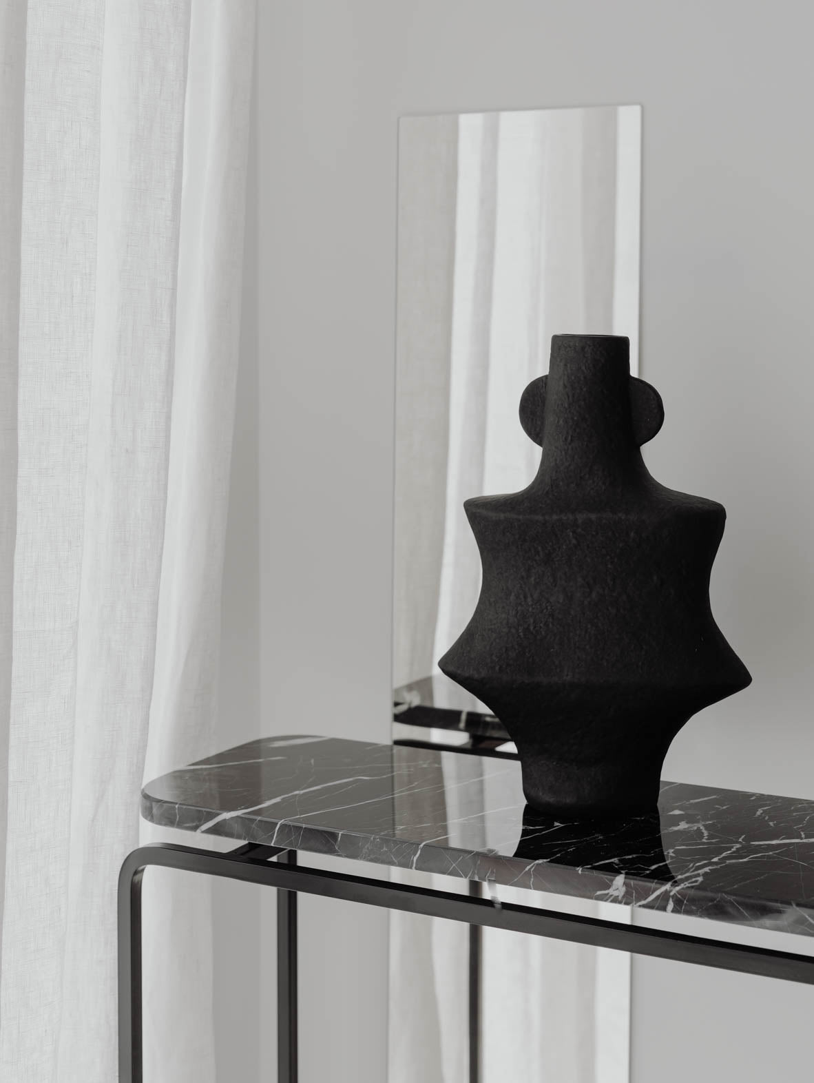 Konsola z marmurowym blatem FORM-C z delikatnymi zaokrąglonymi narożnikami, nowoczesny design w minimalistycznym wnętrzu.