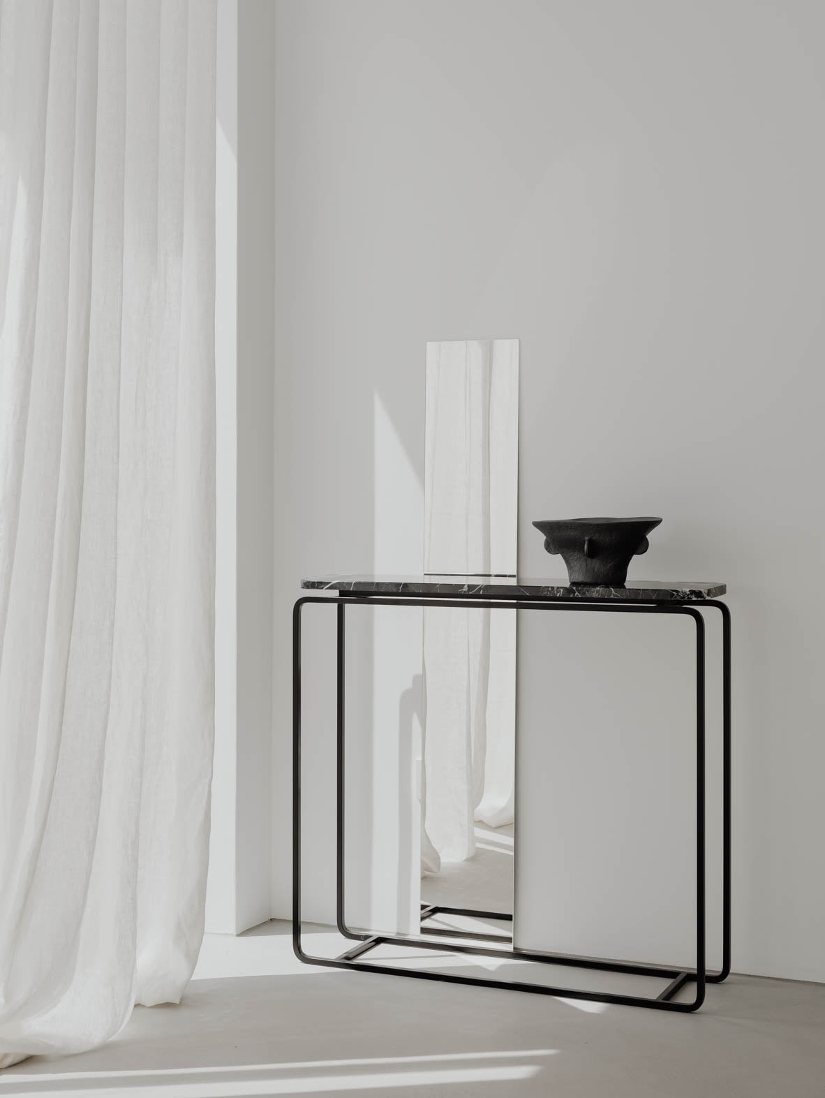 Konsola z marmurowym blatem FORM-C z delikatnymi zaokrąglonymi narożnikami, nowoczesny design w minimalistycznym wnętrzu.