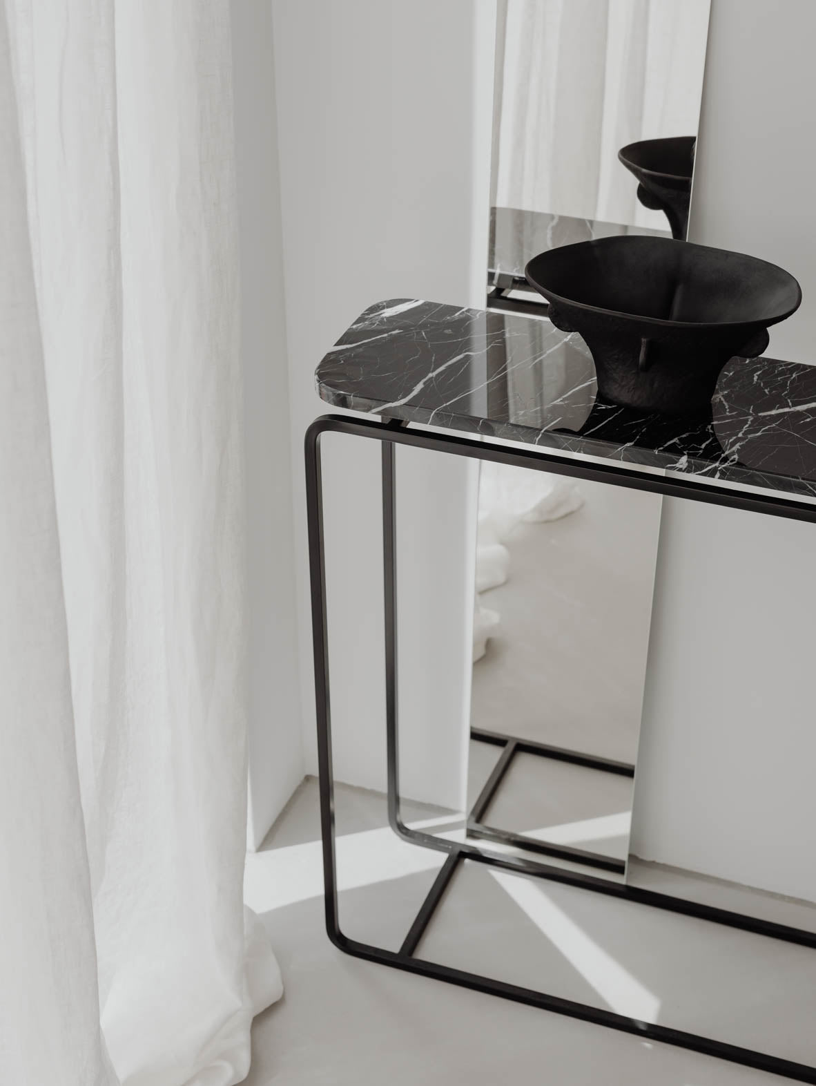 Konsola z marmurowym blatem FORM-C z delikatnymi zaokrąglonymi narożnikami, nowoczesny design w minimalistycznym wnętrzu.