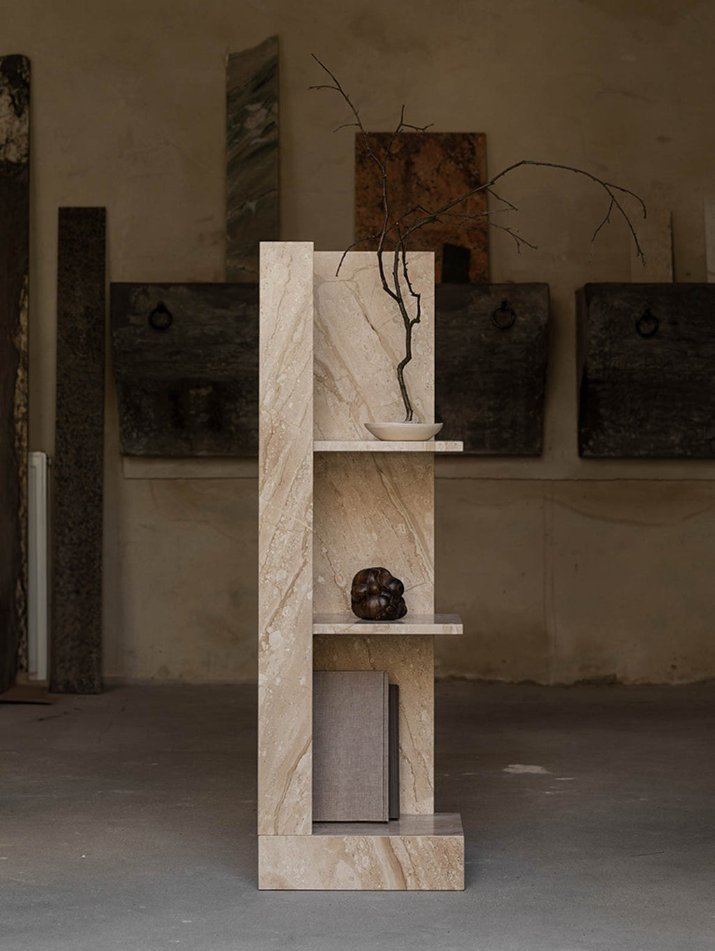 Marmurowy regał CONE Marble – mebel premium z marmurem do salonu lub przedpokoju