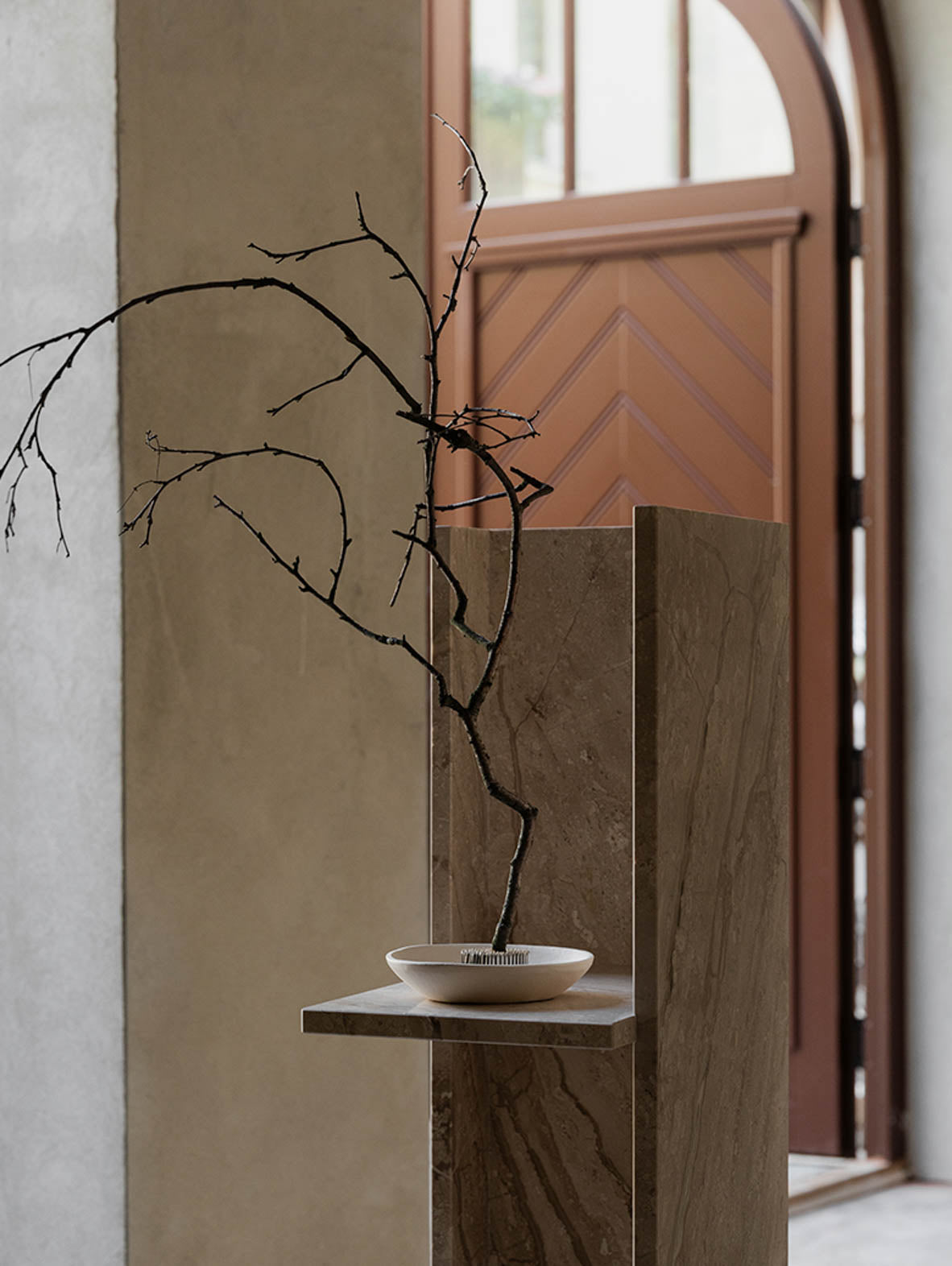 Marmurowy regał CONE Marble – mebel premium z marmurem do salonu lub przedpokoju