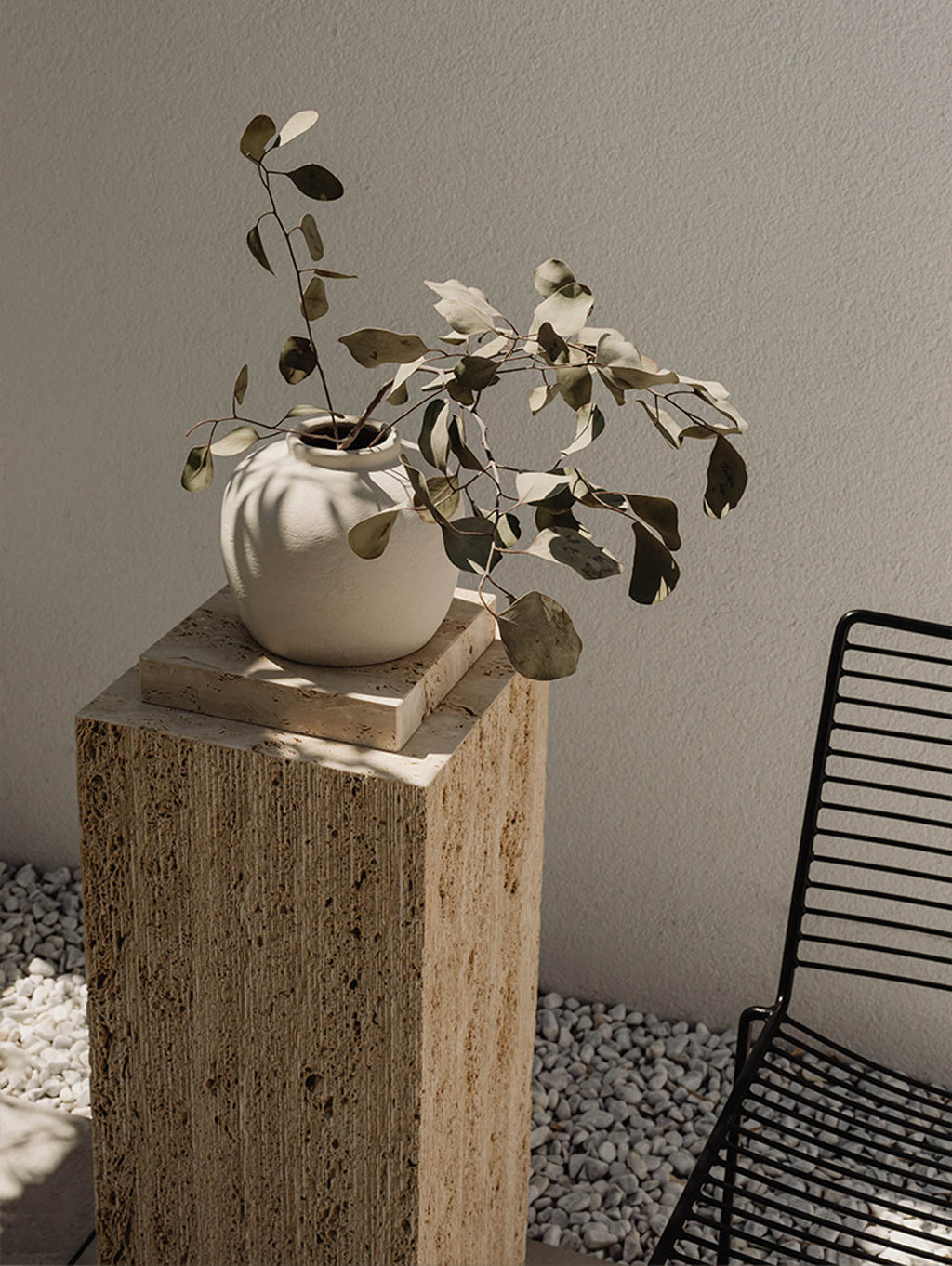 Kamienny postument TURI