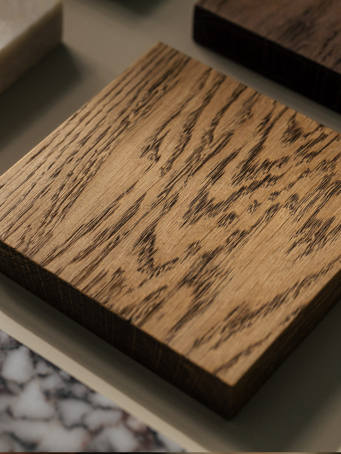 Próbki forniru, drewna, kamienia