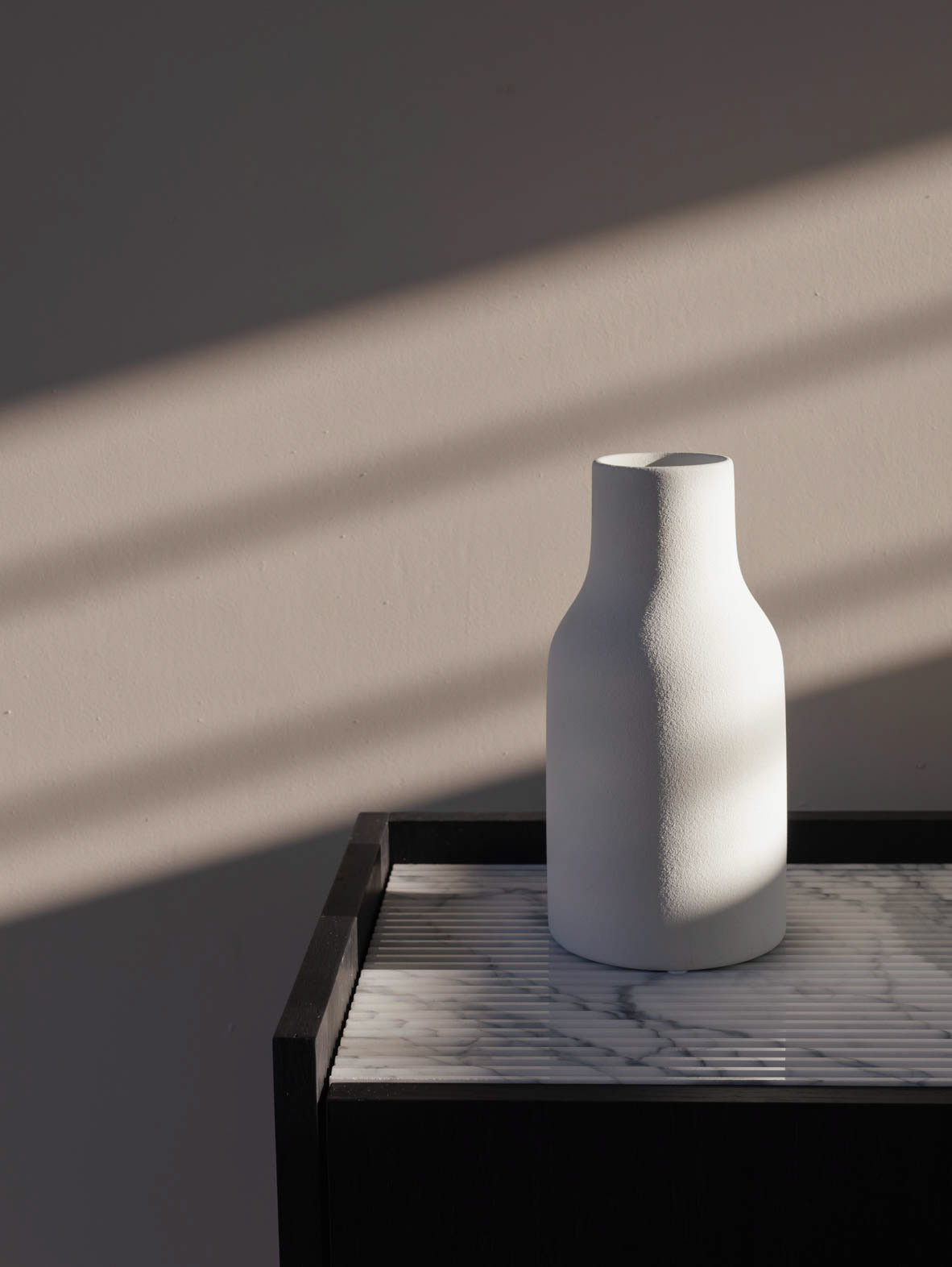 Komoda drewniana z marmurowym blatem FORST Cabinet